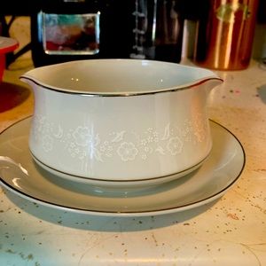 Mikasa Stratford White L9007 gravy bowl